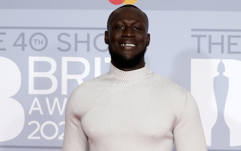 Včera sa odovzdávali hudobné ceny Brit Awards, ktoré sú ostrovnou obdobou Grammy. Hlavnými víťazmi sú raper Stormzy a speváčka Mabel, najlepšou kapelou zas Foals.
