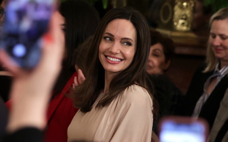 VIDEO: Angelina Jolie si musela v Ľvove pobehnúť do úkrytu. V ukrajinskom meste sa rozozvučali sirény.