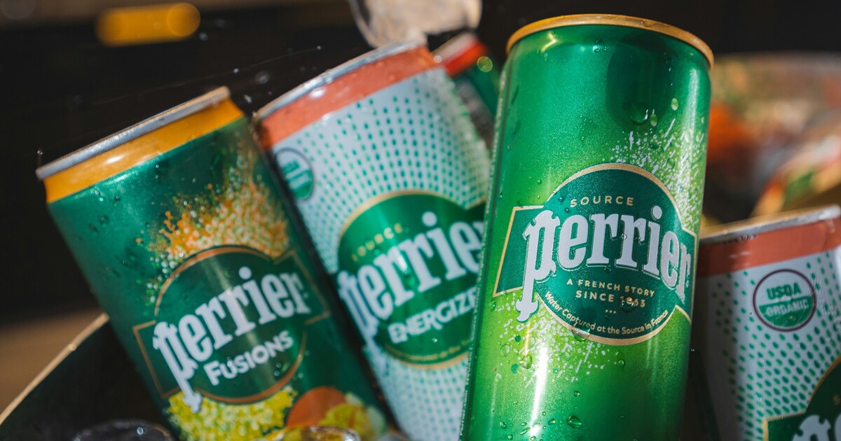 Značka minerální vody v problémech. Čištění nelegálními filtry údajně kryla i francouzská vláda