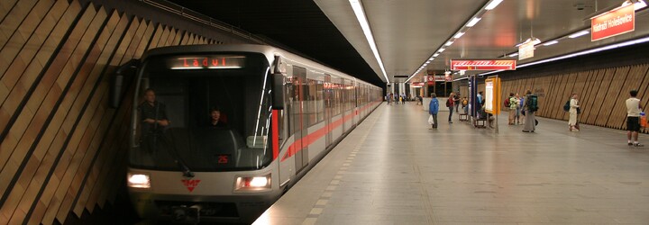 Pražané v metru budou moci využívat svůj mobilní telefon naplno. Operátoři rozšiřují signál i do tunelů metra