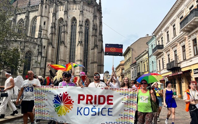 FOTO A VIDEO: Košice oslavovali hrdosť, pozri sa, ako to vyzeralo na druhom najväčšom pochode PRIDE