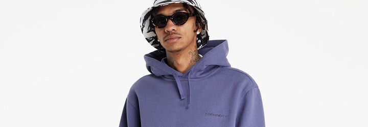 Carhartt WIP: ikona mezi streetwearovými značkami, kterou bys neměl přehlížet. Kousky s tímto logem nosí Kanye West i Dalyb