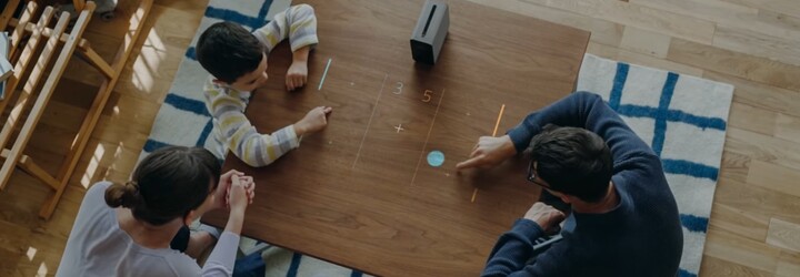Obyčajný stôl vie premeniť na dotykovú plochu. Unikátny projektor Sony Xperia Touch prichádza z budúcnosti
