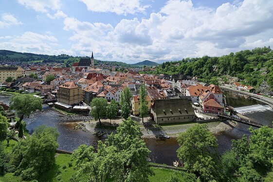 Další krásné historické centrum. Obtéká jej řeka Vltava, projít se tu můžeš středověkými uličkami a kochat se můžeš kamennými měšťanskými domy. Víš, ve kterém městě jej najdeme? Na seznamu UNESCO je od roku 1992.