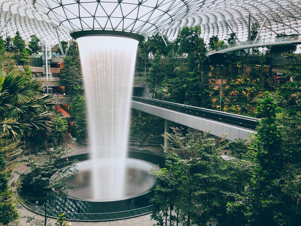 Singapurské letisko Changi International s najvyšším vnútorným vodopádom na svete.