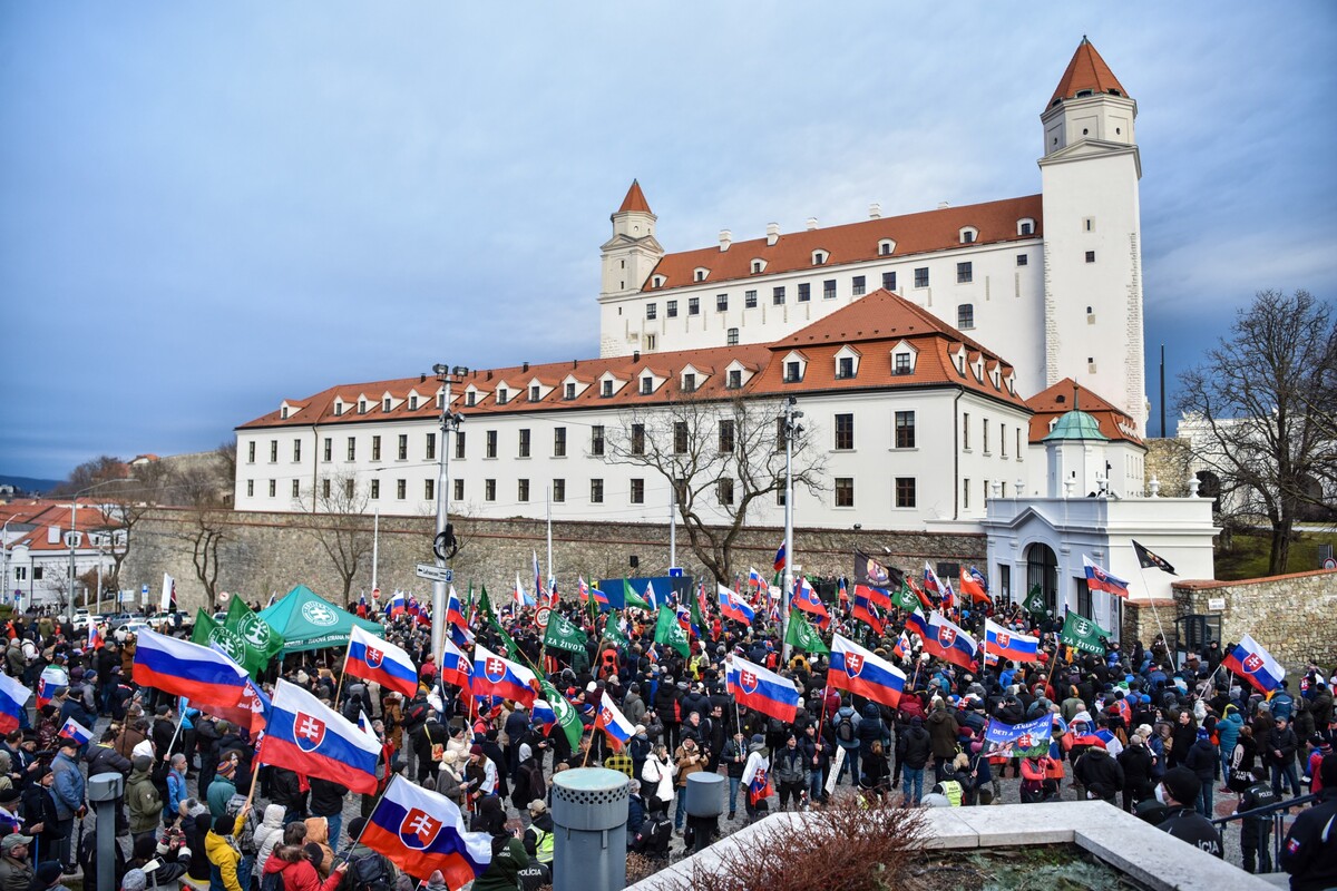 Protesty pred parlamentom počas rokovania o obrannej dohode.