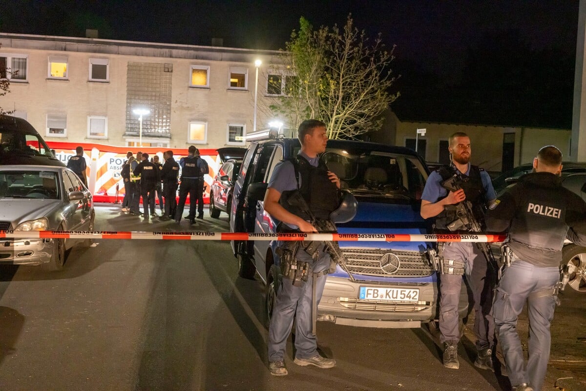 Policajti vyšetrujú na mieste streľby pred nájomným domom v nemeckom meste Bad Nauheim