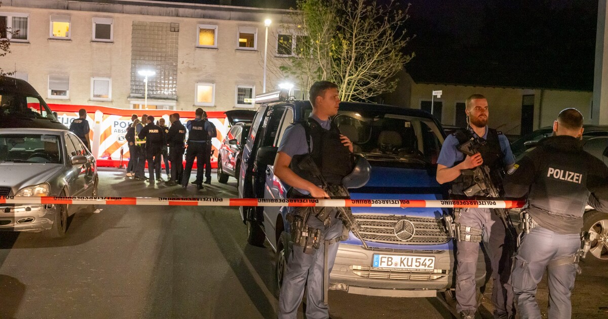 Policie pátrá po střelci, který zabil dva muže. Na obytnou čtvrť u Frankfurtu dohlížejí policejní hlídky
