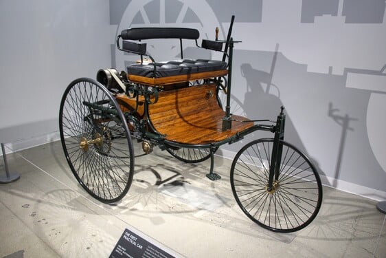 Spomenieš si, kto vynašiel prvý automobil poháňaný spaľovacím motorom?