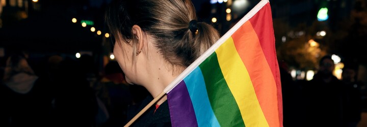 Při střelbě v gay baru v Coloradu zachránili životy veterán a trans žena. Ta na střelce dupla podpatkem