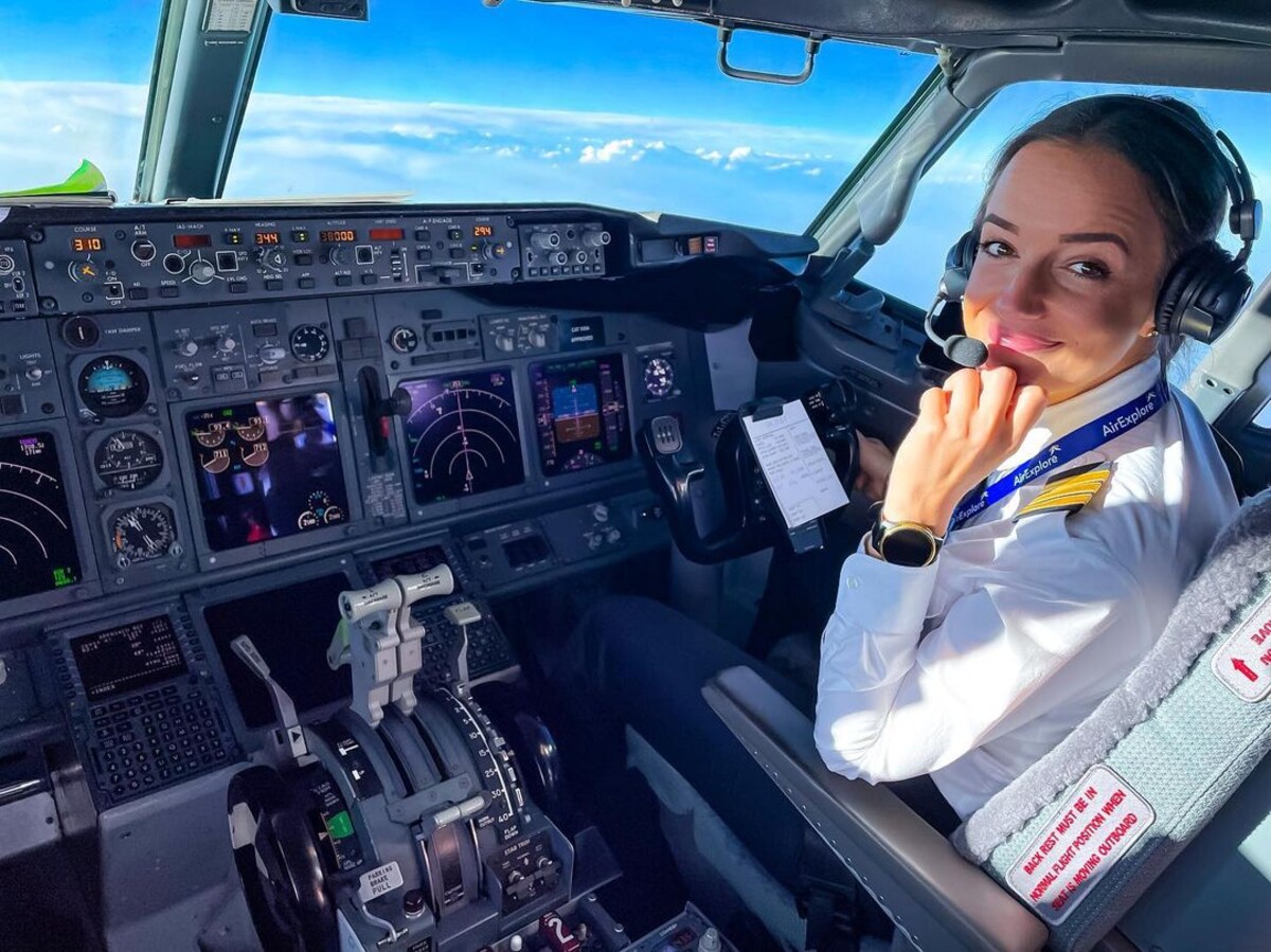 Pilotka Sandra Sandtnerová v kokpite Boeingu 737.