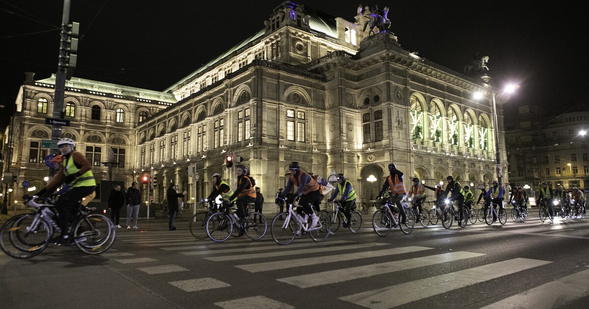Srbští studenti vyrazili na kolech do Štrasburku. Chtějí požádat svět o pomoc