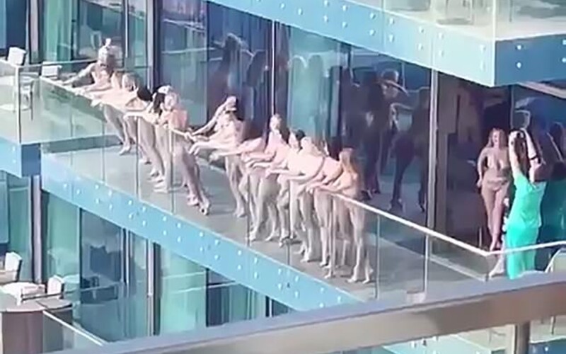 Video: Policie v Dubaji zatkla nahé modelky, které pózovaly na balkoně mrakodrapu.