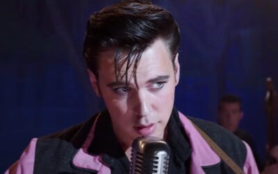 Filmový Elvis Presley je plný pohybov kráľa rokenrolu a konfliktov s Tomom Hanksom, ktorý hrá spevákovho manažéra.