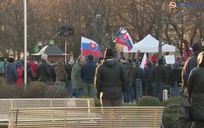 My sme tu doma, kričali stovky protestujúcich v Bratislave na čele so Štefanom Harabinom. Prekáža im obranná dohoda USA so Slovenskom.