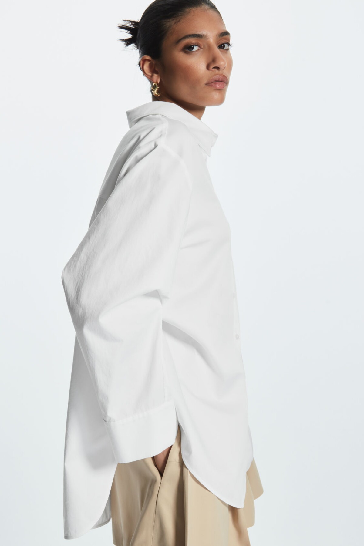 Nadrozmernú bielu košeľu ponúka množstvo výrobcov. Tento nadčasový model je od značky COS a stojí 89 eur.