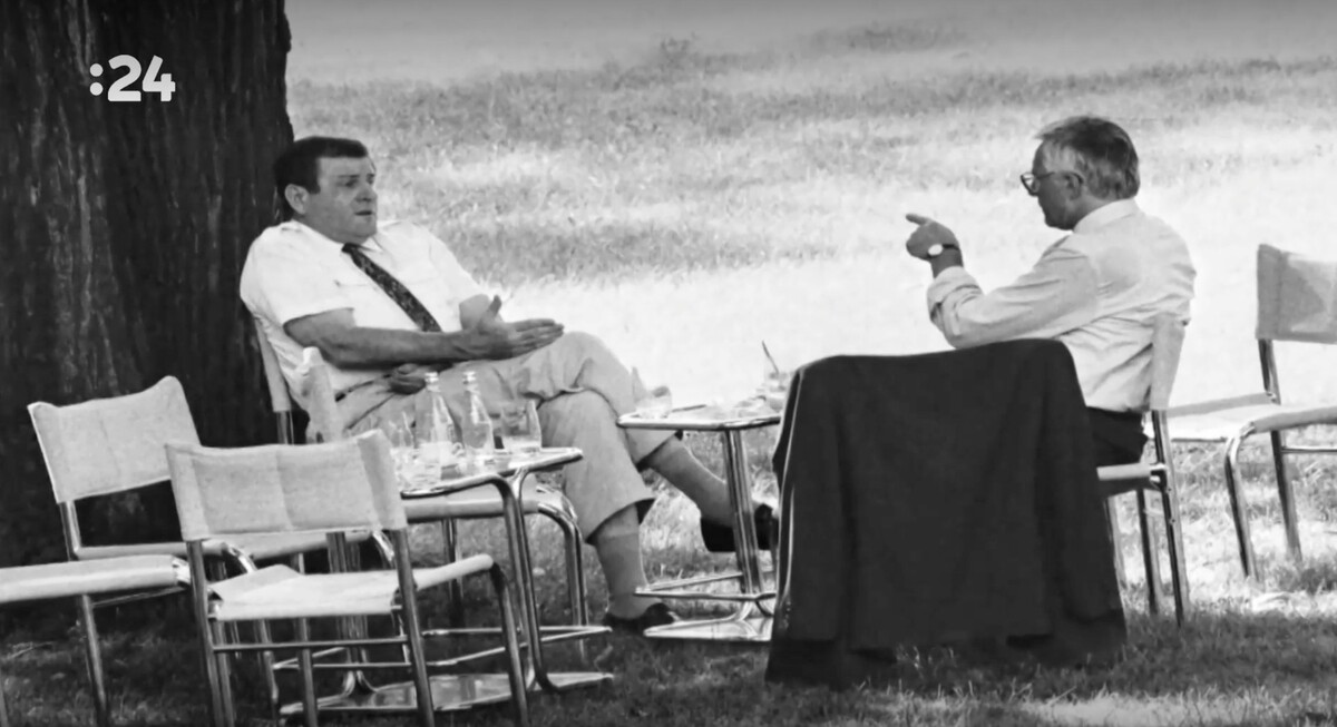 Vladimír Mečiar a Václav Klaus diskutujú v záhrade. 