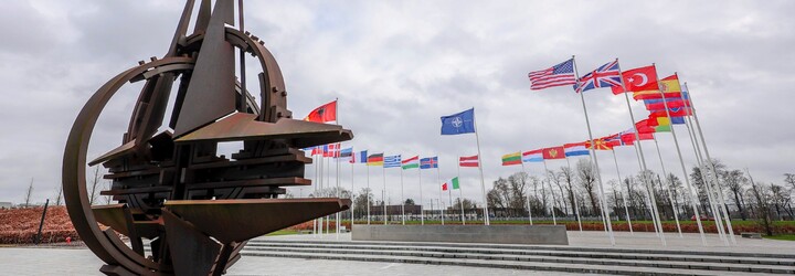 30 států podepsalo přístupové protokoly Finska a Švédska o vstupu do NATO