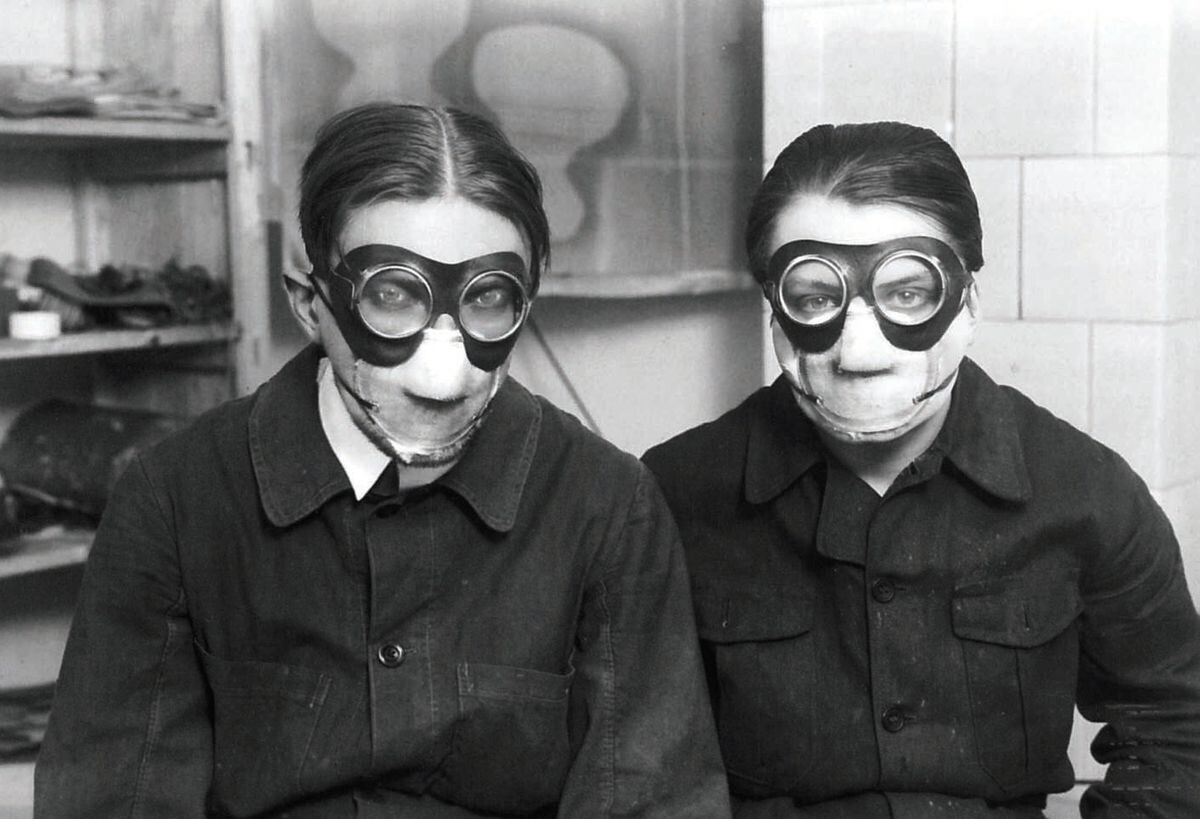 Jindřich Štýrský a Toyen v maskách při práci s "Deka" barvami