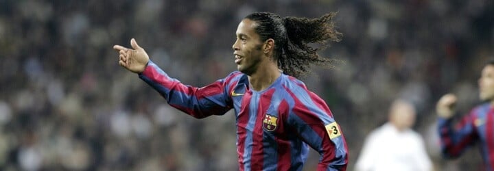 Ronaldinho to pořád umí. Proti legendám Manchesteru United neustále bavil diváky a získal i ocenění hráče zápasu
