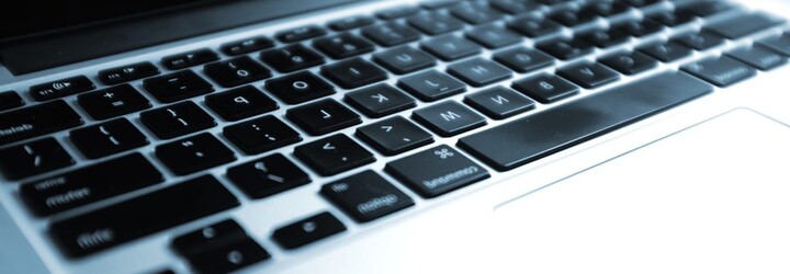Vydělával si psaním negativních lživých recenzí na internetu. Skončil ve vězení