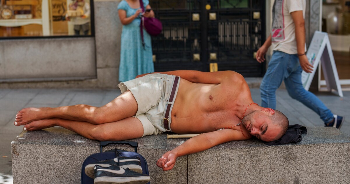 Obrazem: Evropu trápí rekordní vedra. Lidé se chladí v kašnách, Němci chtějí zavést letní siesty