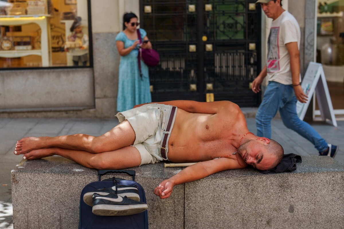 Lidé odpočívají, kde se dá. Tohle je fotka z centra Madridu. 