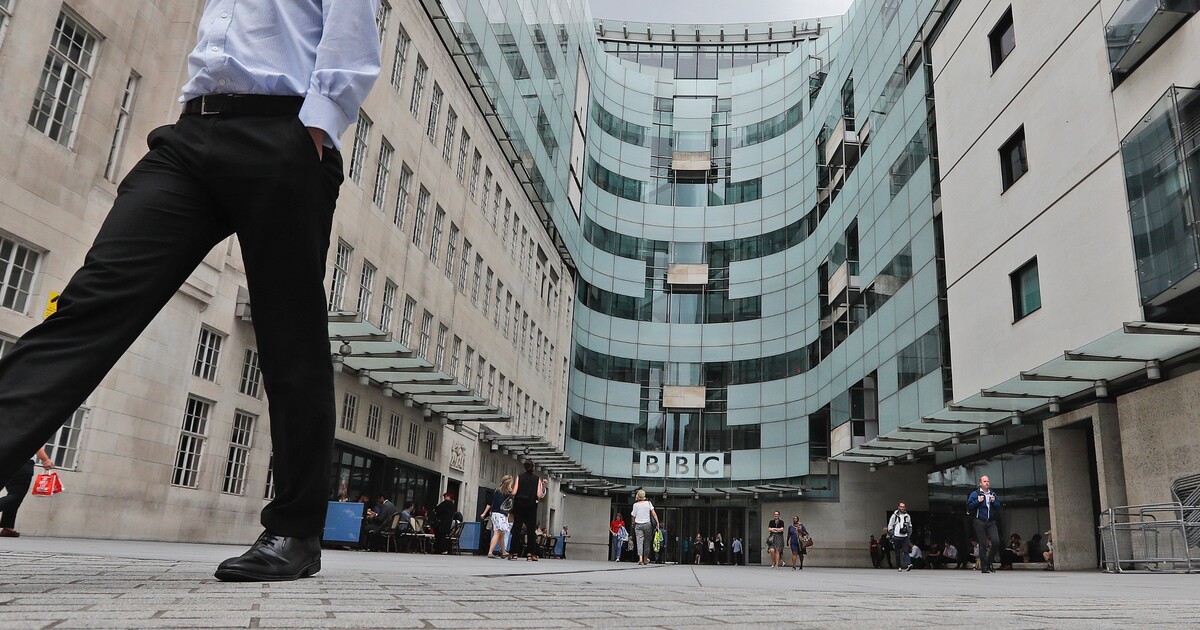 Sexuální skandál v BBC: Moderátor měl platit nezletilé osobě za nahé fotografie, stanice obvinění vyšetřuje