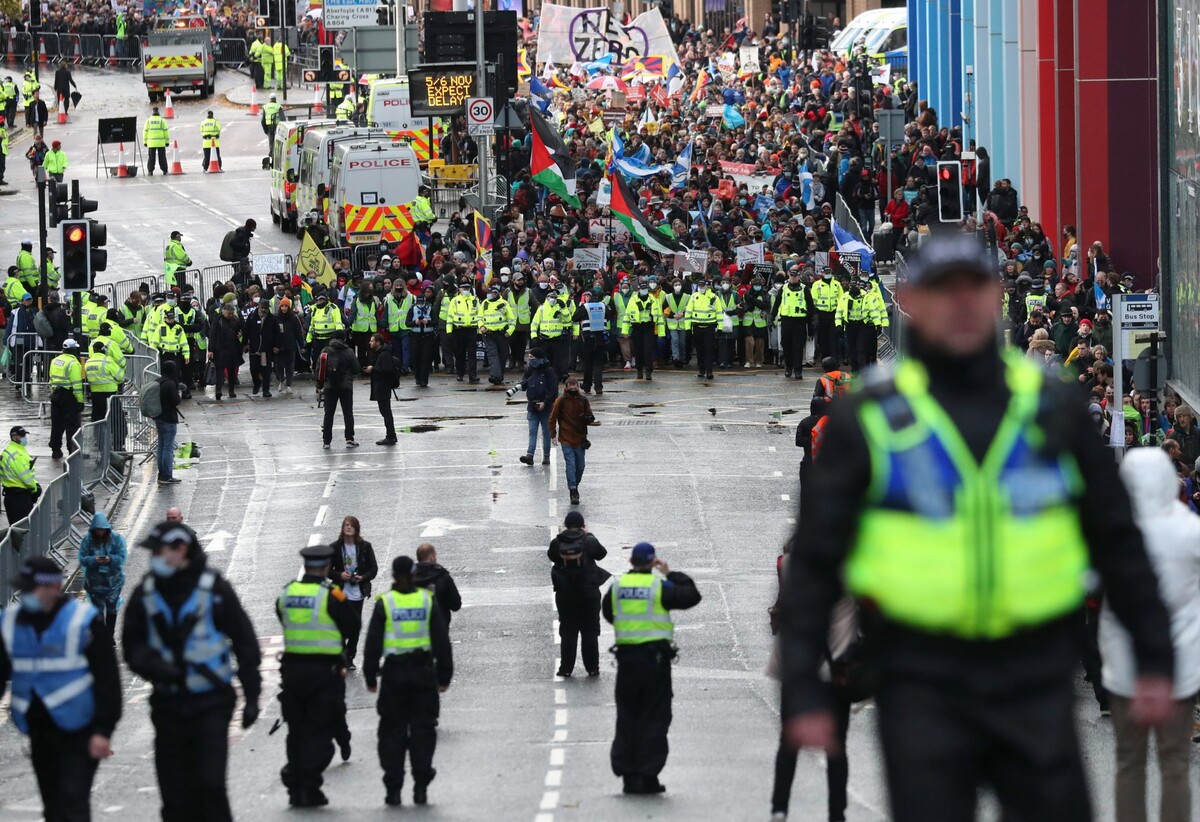 Polícia sprevádza účastníkov protestu, ktorý v Glasgowe zorganizovala COP26 Coalition. V meste sa v týchto dňoch koná Klimatický samit OSN (COP26). 
