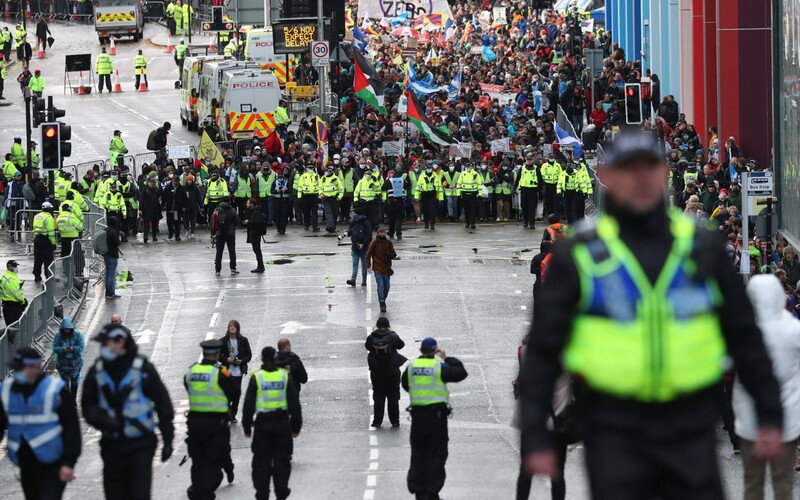 Dráma na klimatickom proteste v Glasgowe: Polícia musela kliešťami uvoľniť ľudí, ktorí sa pospájali reťazou a zablokovali most.