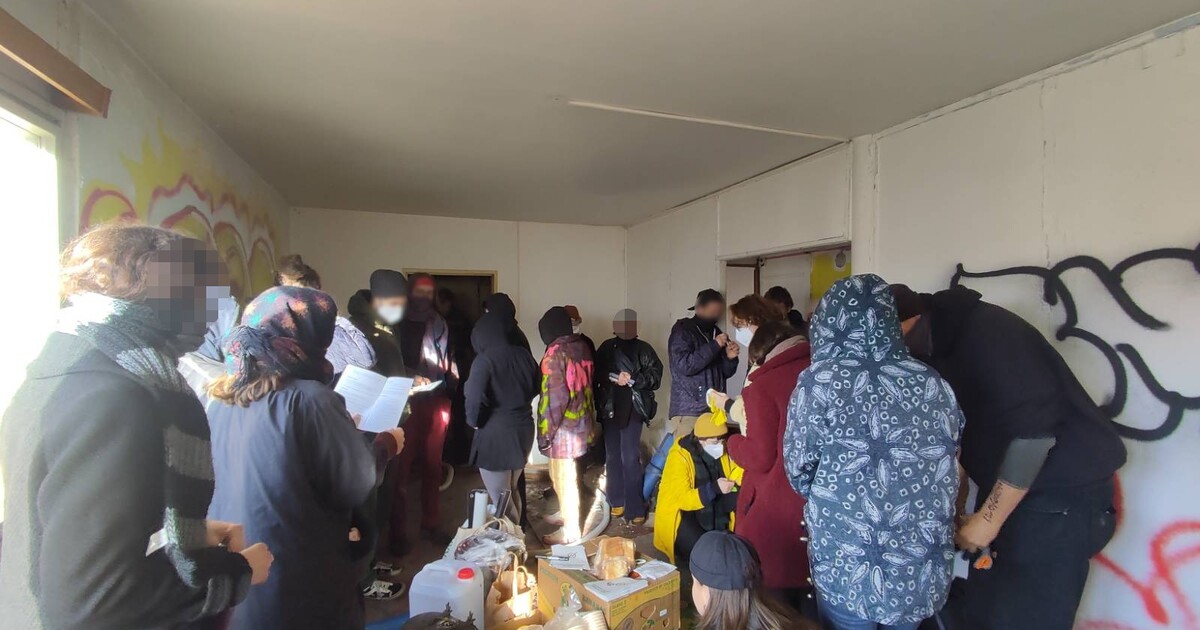 AKTUÁLNĚ: Pražská policie musí zasahovat u domu obsazeného squatery