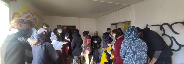 „Prázdné domy, mrtvé město.“ Squatteři obsadili dům ve Strašnicích, po pár hodinách ho opustili (Aktualizováno)