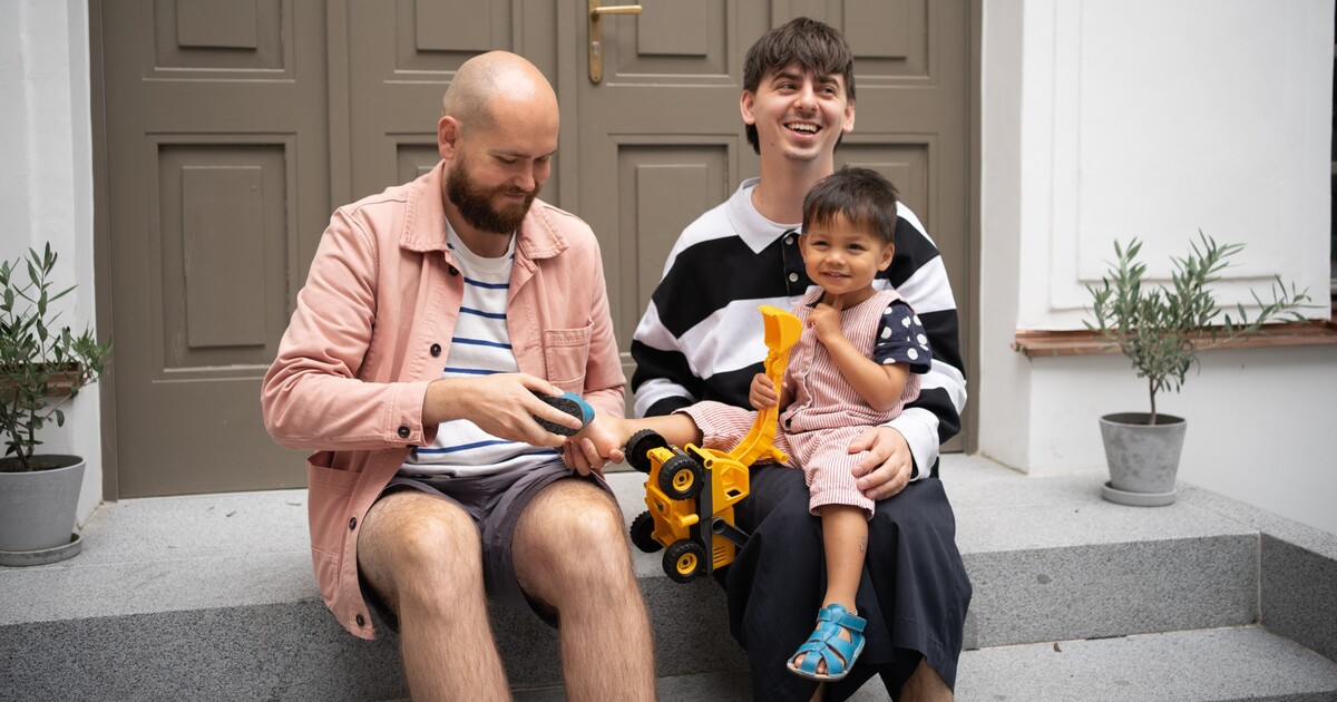 Adam s Honzou adoptovali chlapečka. Rodiče jsou oba, práva má jen jeden