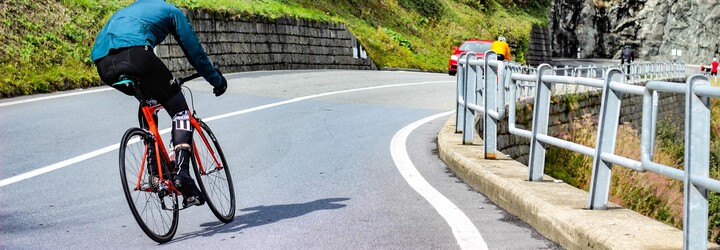 VIDEO: Fanynka držela transparent tak, že do něj cyklista vrazil. Spadl téměř celý peloton