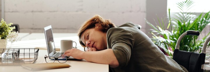 Až 745 tisíc lidí ročně zemře v důsledku příliš dlouhé pracovní doby. Pokud pracuješ více než tento počet hodin, je třeba zvolnit