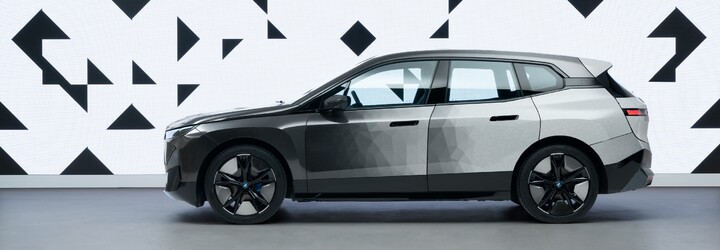 Vďaka unikátnej technológii dokáže BMW iX magicky meniť farbu karosérie. Takto to funguje
