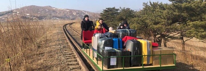 Ruský diplomat si musel ze Severní Koreje vlastnoručně odtlačit rodinu na kolejovém vozíku. Neměl jinou možnost