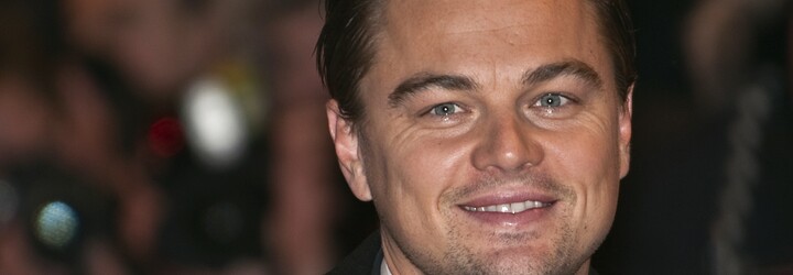 Místo luxusního doplňku nevzhledná igelitka. Leonardo DiCaprio si může dovolit cokoli, osobní věci si však schoval do fialové tašky