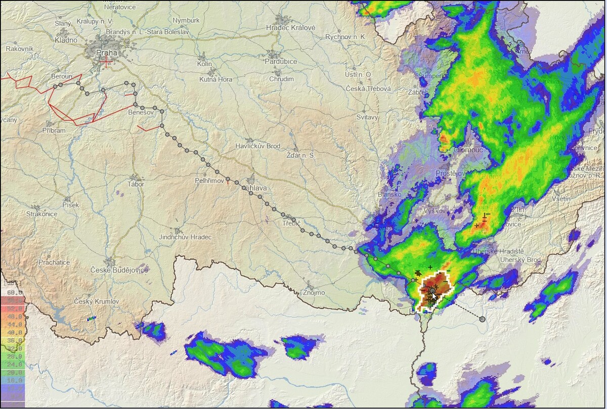 Radarová snímka búrkovej aktivity, ktorá so sebou priniesla tornádo miernej intenzity.
