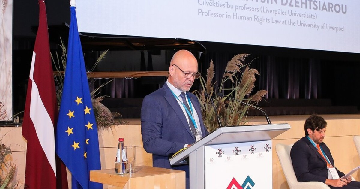 Předseda Nejvyššího soudu přednášel o etice. Účastníkům přitom vykládal vtipy o znásilnění