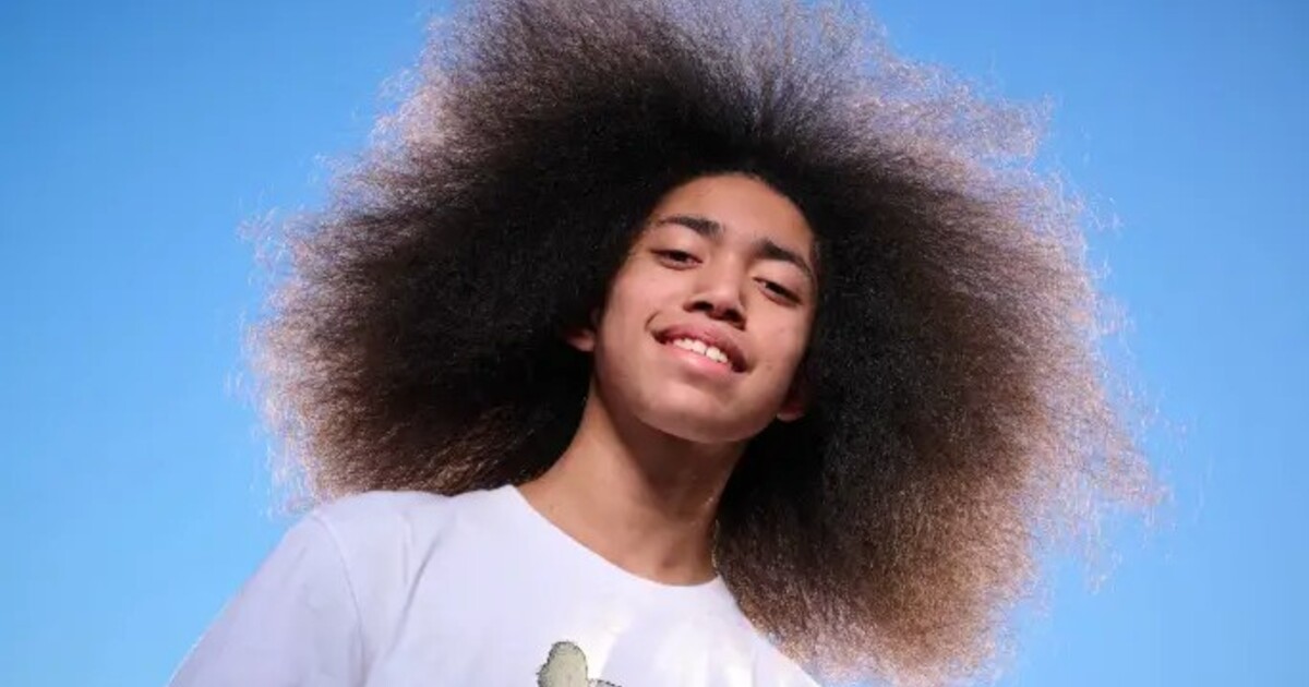 Teenager má největší afro na světě. Tipneš si, kolik centimetrů účes měří?