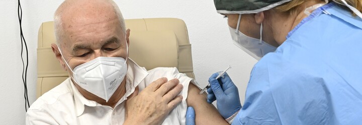Začala registrace na očkování pro seniory nad 70 let. Víme, jak se přihlásit