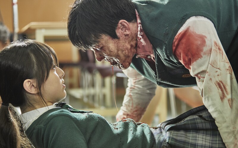 All of Us Are Dead je nejnovější jihokorejský seriál. Středoškoláci se ocitnou ve škole plné zombíků a policie jim to nevěří.