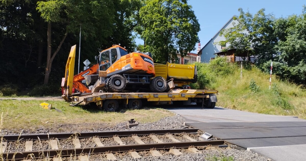 Nehoda u Liberce: 18 zraněných po srážce vlaku s nákladním autem