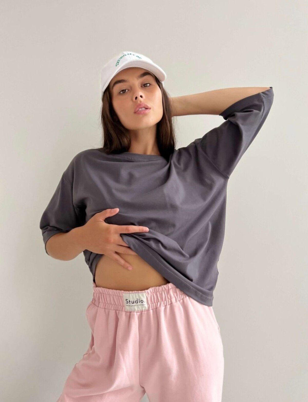 Modely zo Studió Loungewear sú vhodné rovnako na domáce, ako aj streetstylové outfity. Okrem pútavého dizajnu a univerzálnosti oceníš aj fair-play udržateľnú lokálnu výrobu.