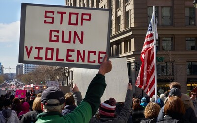Americký Senát schválil návrh zákona o přísnější regulaci zbraní. Statistiky střelného násilí jsou alarmující.