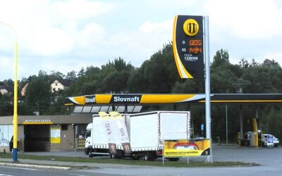Cena benzínu na Slovensku môže o chvíľu padnúť pod dlho nevidenú hranicu. Už teraz tankujeme najlacnejšie od začiatku vojny.