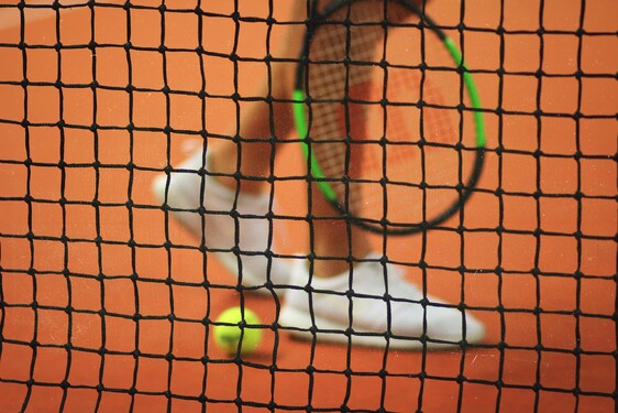 Pod akým iným, neoficiálnym názvom môžeš poznať tenisový turnaj Roland-Garros?