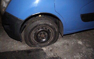 Muž z Prahy prepichoval Ukrajincom pneumatiky na autách. Teraz mu hrozia až 3 roky za mrežami.