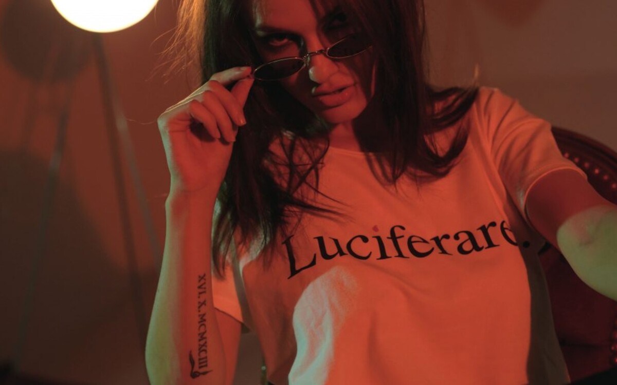 Pre tie, ktoré nenávidia nudu, sme na zoznam prihodili značku Rare Clothes. Postará sa ti o originálny dizajn aj horúce nápisy na tričkách.